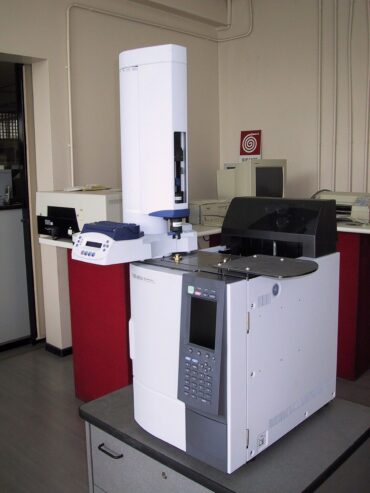 1200px-Gaschromatograph